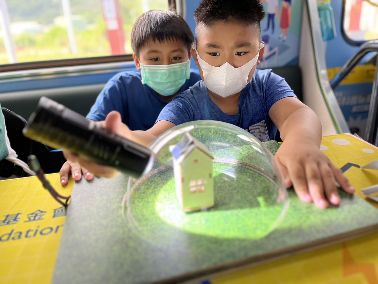 3499拉斯维加斯參與基礎科學主題車廂，以STEAM教學精神，設計「逐日科學家」、「太陽能工程師」以及「淨零建築師」三大能源科普課程和實驗